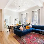 Bright City Center, 10M From Subway, 6 Rooms, Up To 20 Ppl