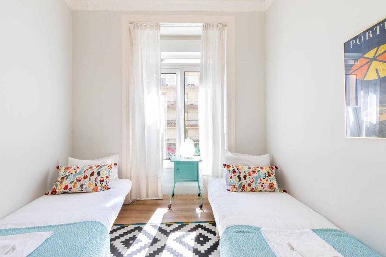Bright Center, 10m From Subway, 6 Rooms, Up To 20 Ppl *