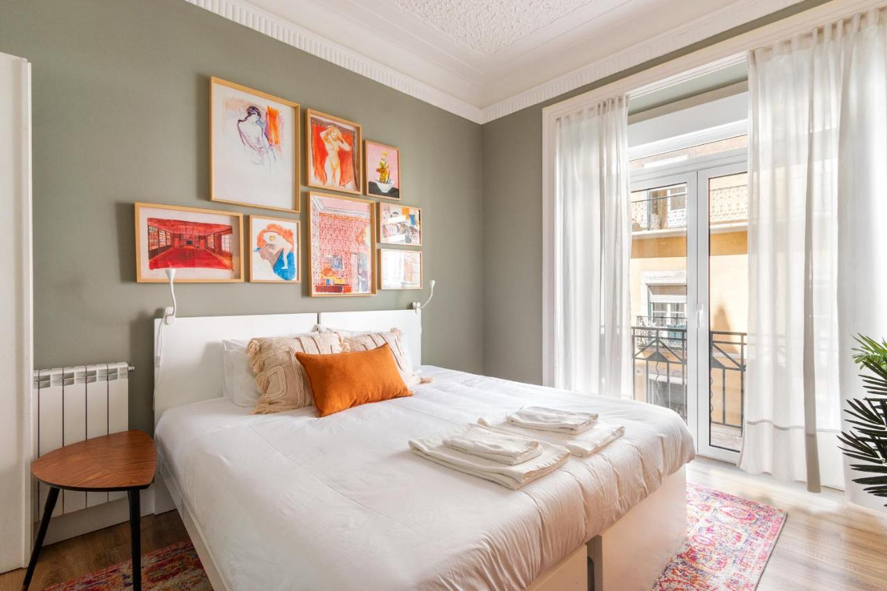Casa de Férias Bright Center, 10m From Subway, 6 Rooms, Up To 20 Ppl Lisboa