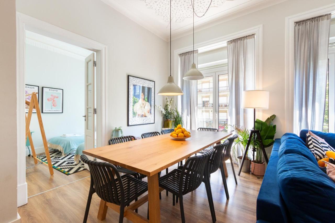 Bright Center, 10m From Subway, 6 Rooms, Up To 20 Ppl *