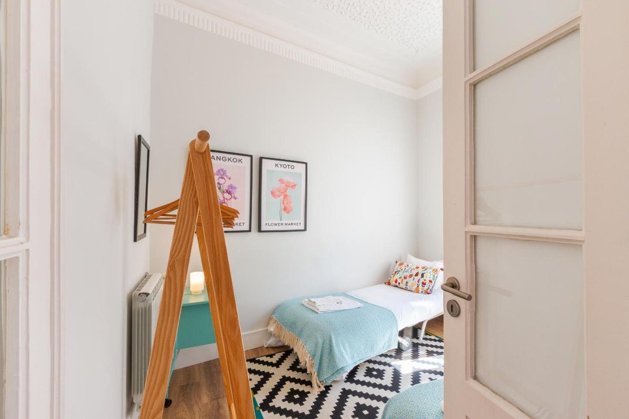 Bright Center, 10m From Subway, 6 Rooms, Up To 20 Ppl Lisboa