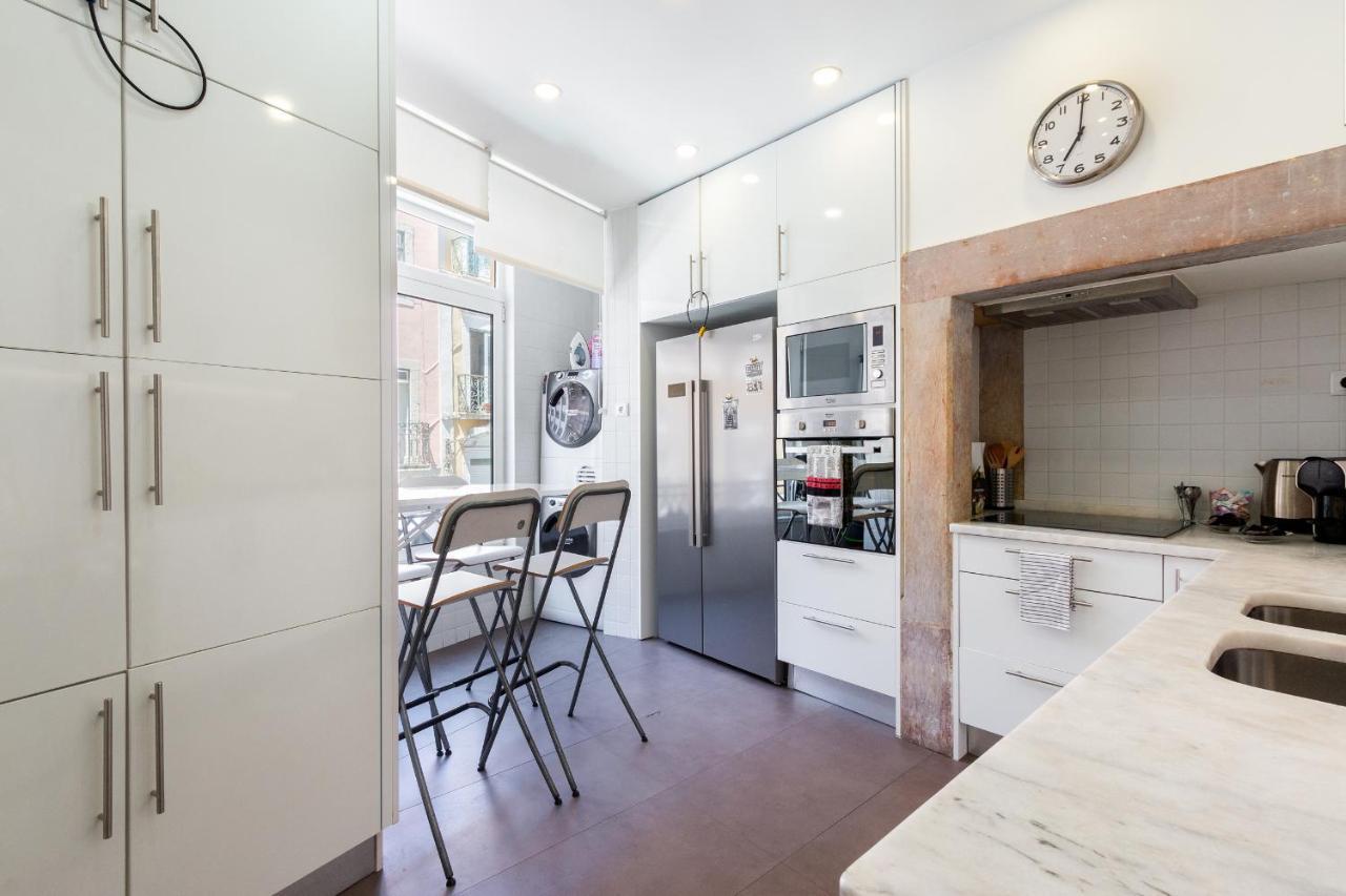 Bright Center, 10m From Subway, 6 Rooms, Up To 20 Ppl