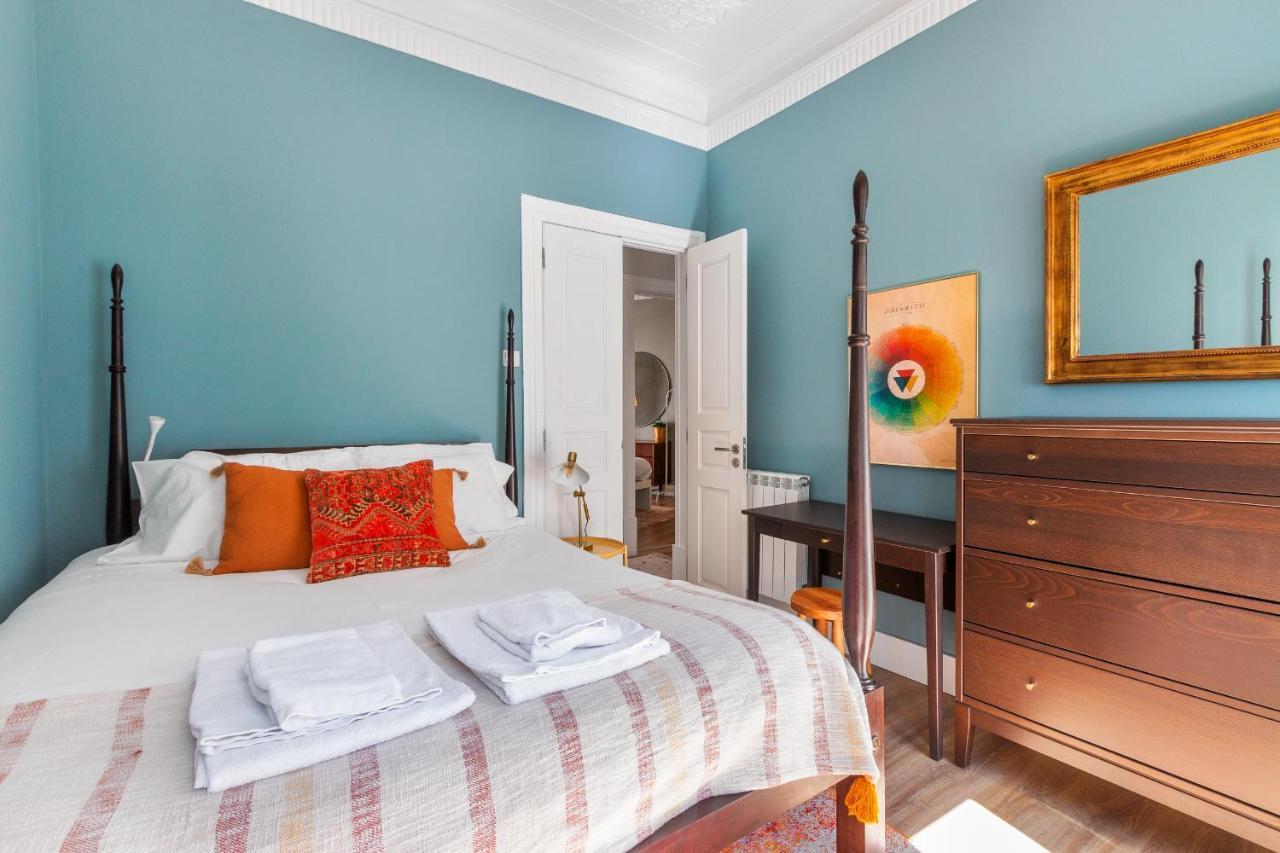 Bright Center, 10m From Subway, 6 Rooms, Up To 20 Ppl
