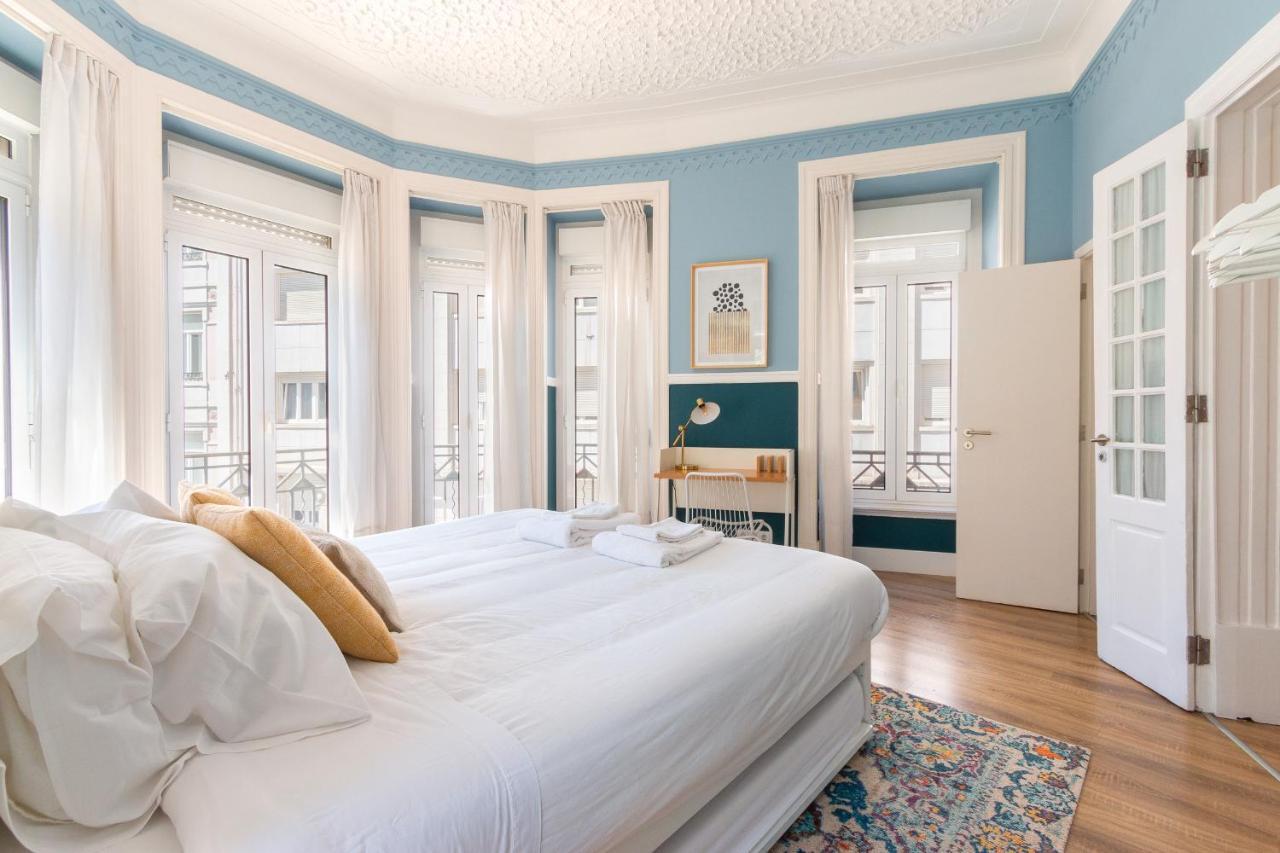 Bright Center, 10m From Subway, 6 Rooms, Up To 20 Ppl Lisboa