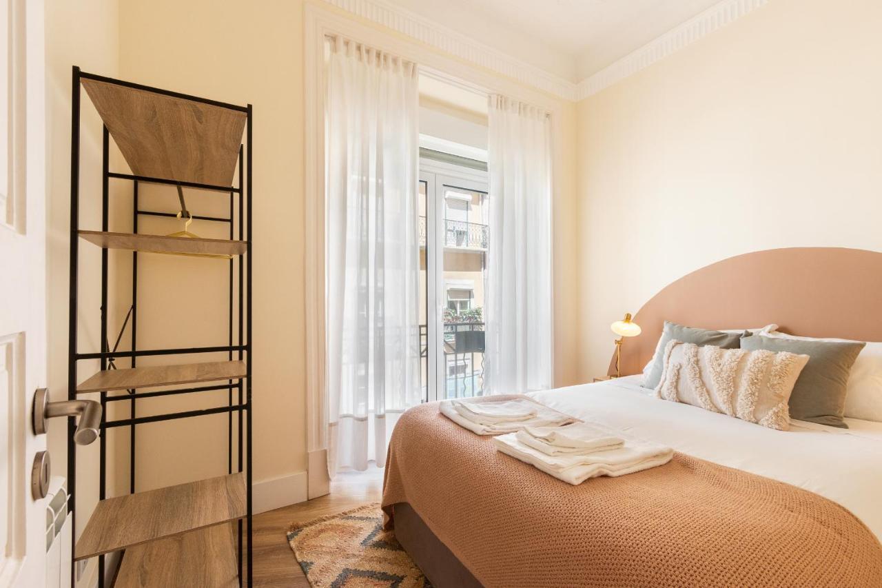Bright Center, 10m From Subway, 6 Rooms, Up To 20 Ppl Lisboa