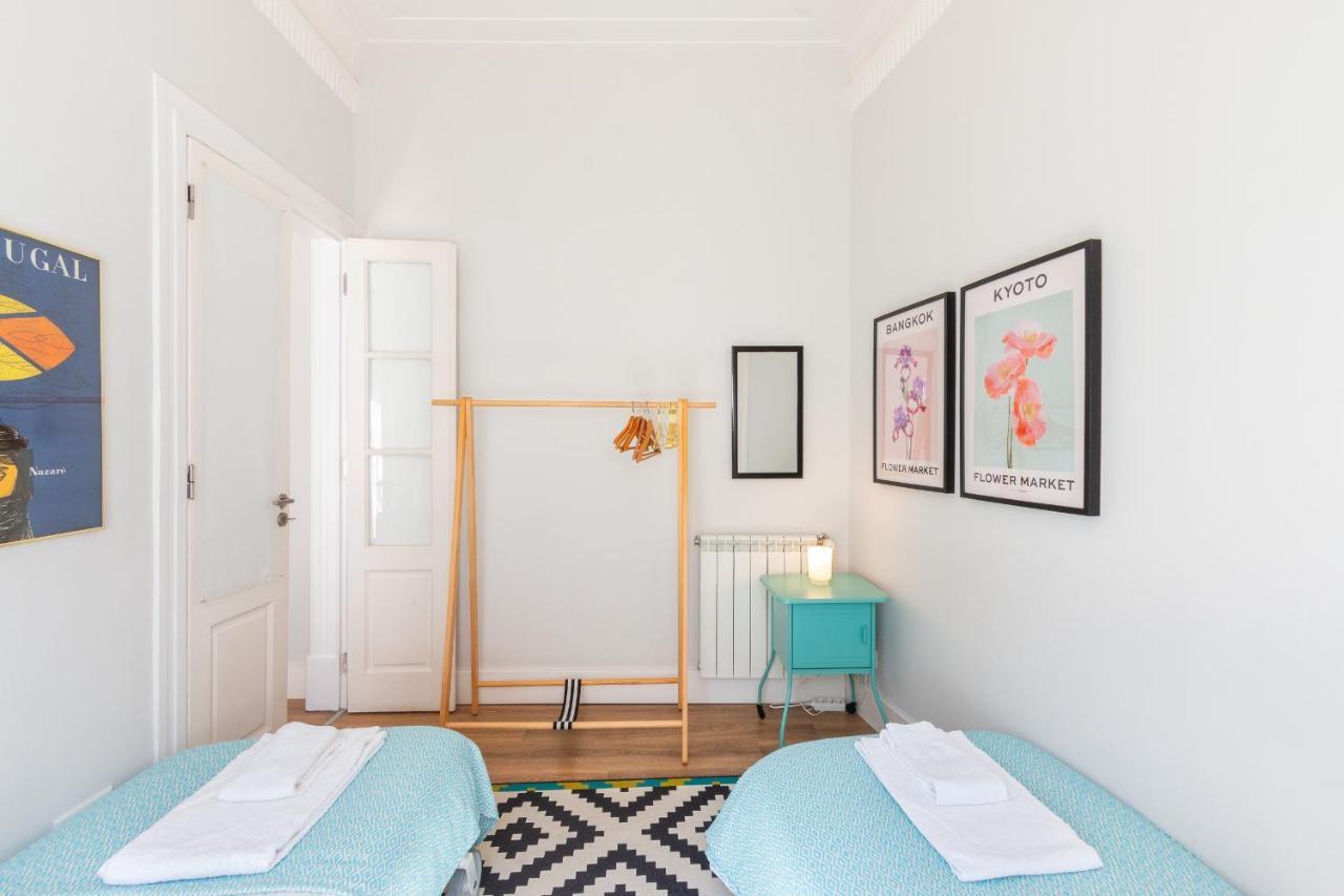Bright Center, 10m From Subway, 6 Rooms, Up To 20 Ppl *