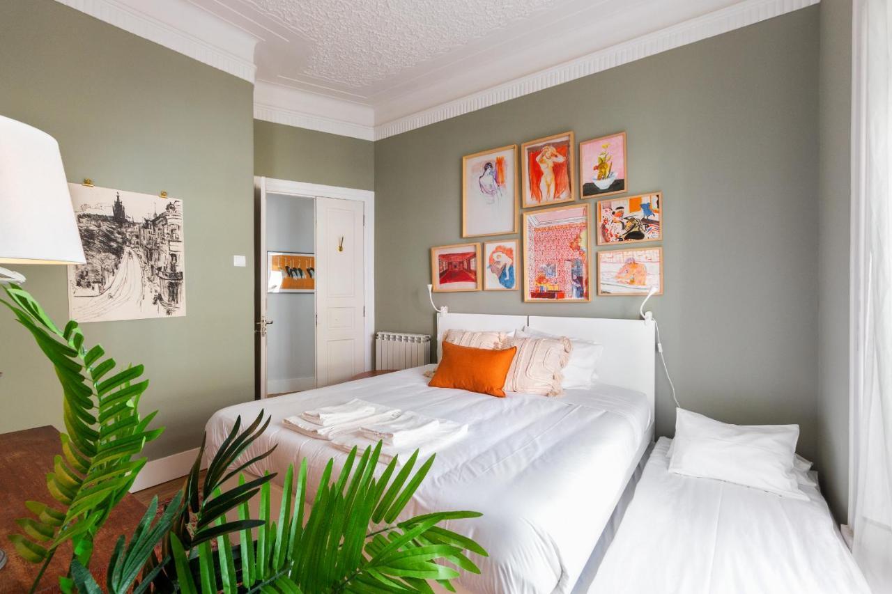 Bright Center, 10m From Subway, 6 Rooms, Up To 20 Ppl