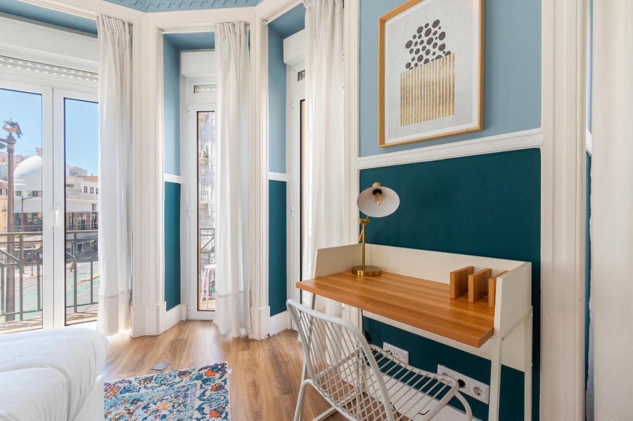 Bright Center, 10m From Subway, 6 Rooms, Up To 20 Ppl
