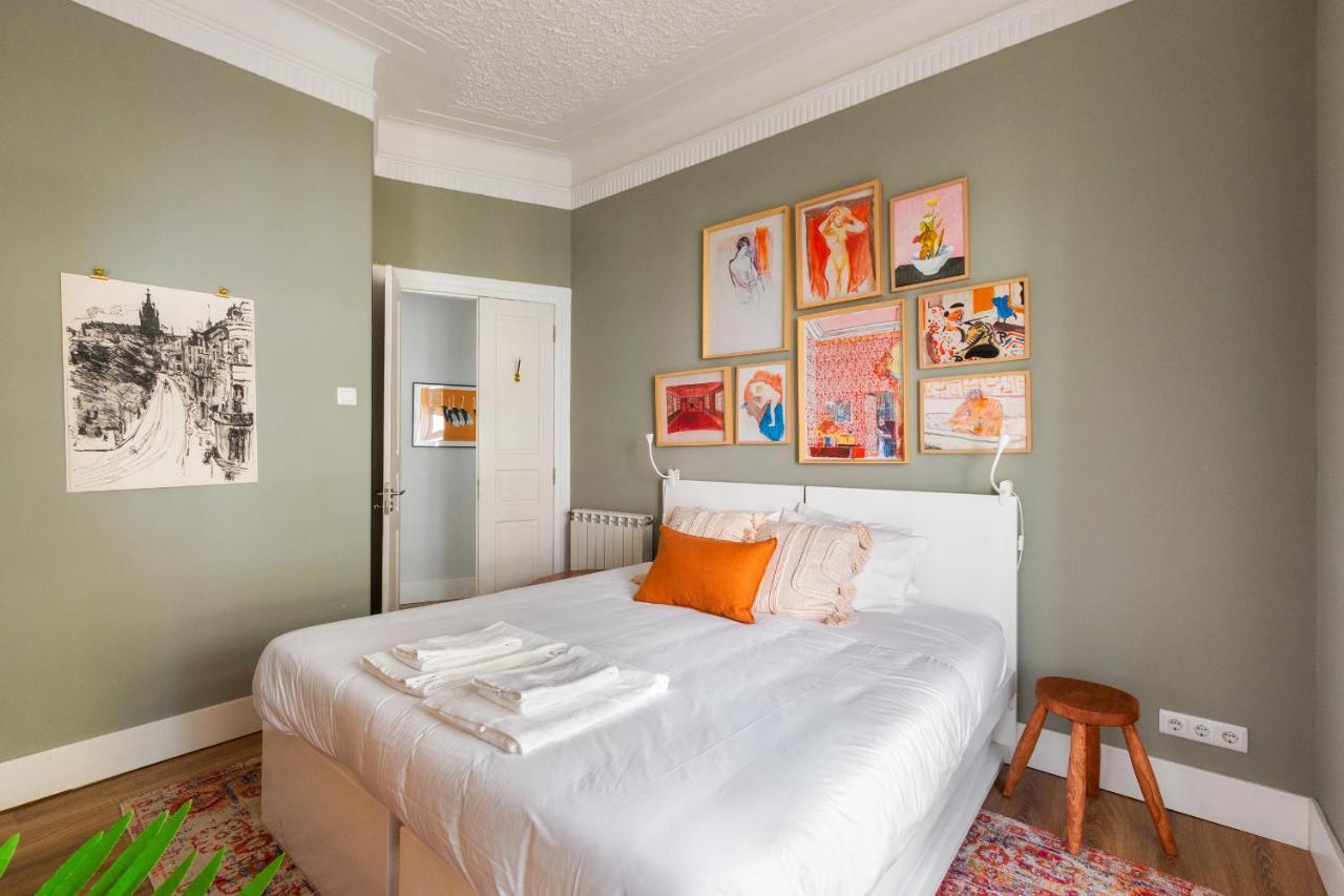Bright Center, 10m From Subway, 6 Rooms, Up To 20 Ppl