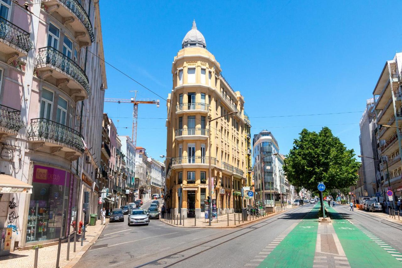 Bright Center, 10m From Subway, 6 Rooms, Up To 20 Ppl