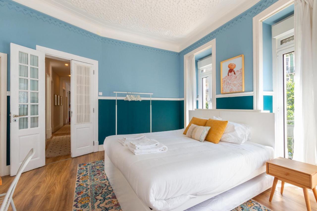 Bright Center, 10m From Subway, 6 Rooms, Up To 20 Ppl Lisboa