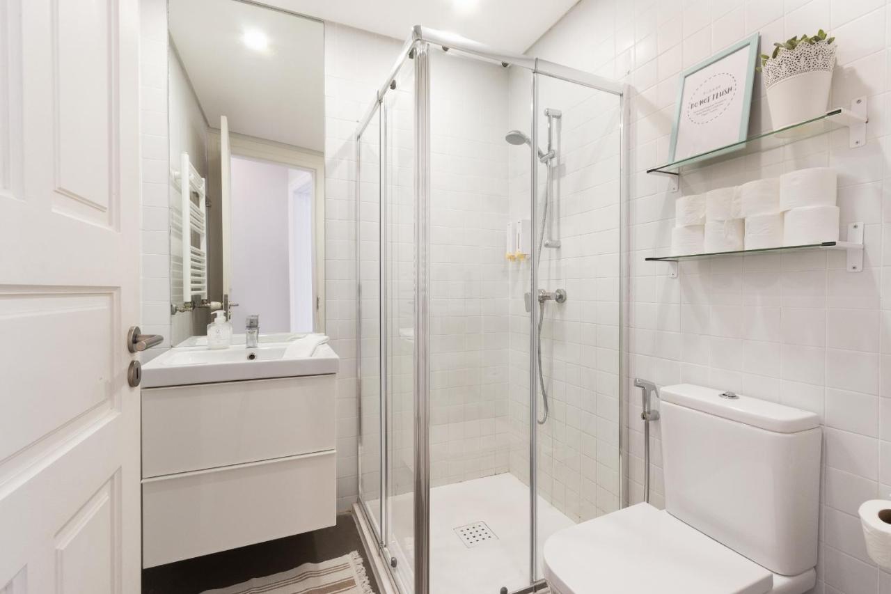 Bright Center, 10m From Subway, 6 Rooms, Up To 20 Ppl *