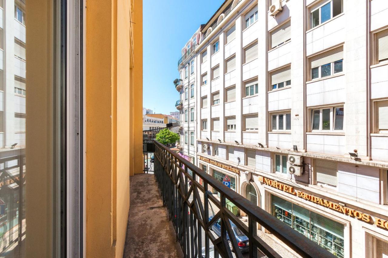 Casa de Férias Bright Center, 10m From Subway, 6 Rooms, Up To 20 Ppl Lisboa