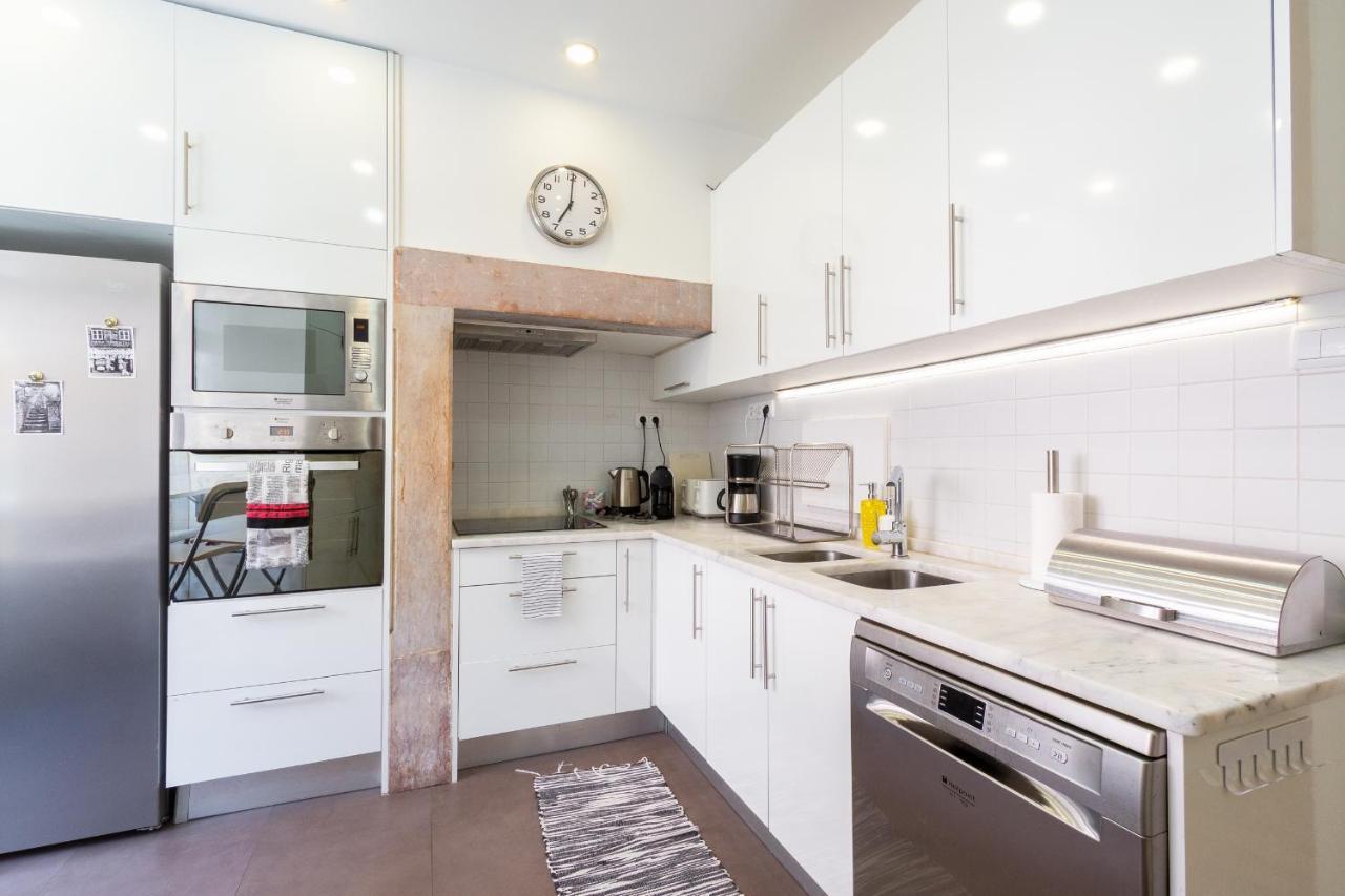 Bright Center, 10m From Subway, 6 Rooms, Up To 20 Ppl Lisboa