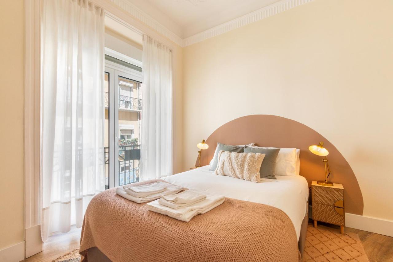 Bright Center, 10m From Subway, 6 Rooms, Up To 20 Ppl