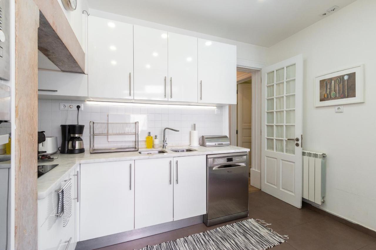 Bright Center, 10m From Subway, 6 Rooms, Up To 20 Ppl Holiday home *