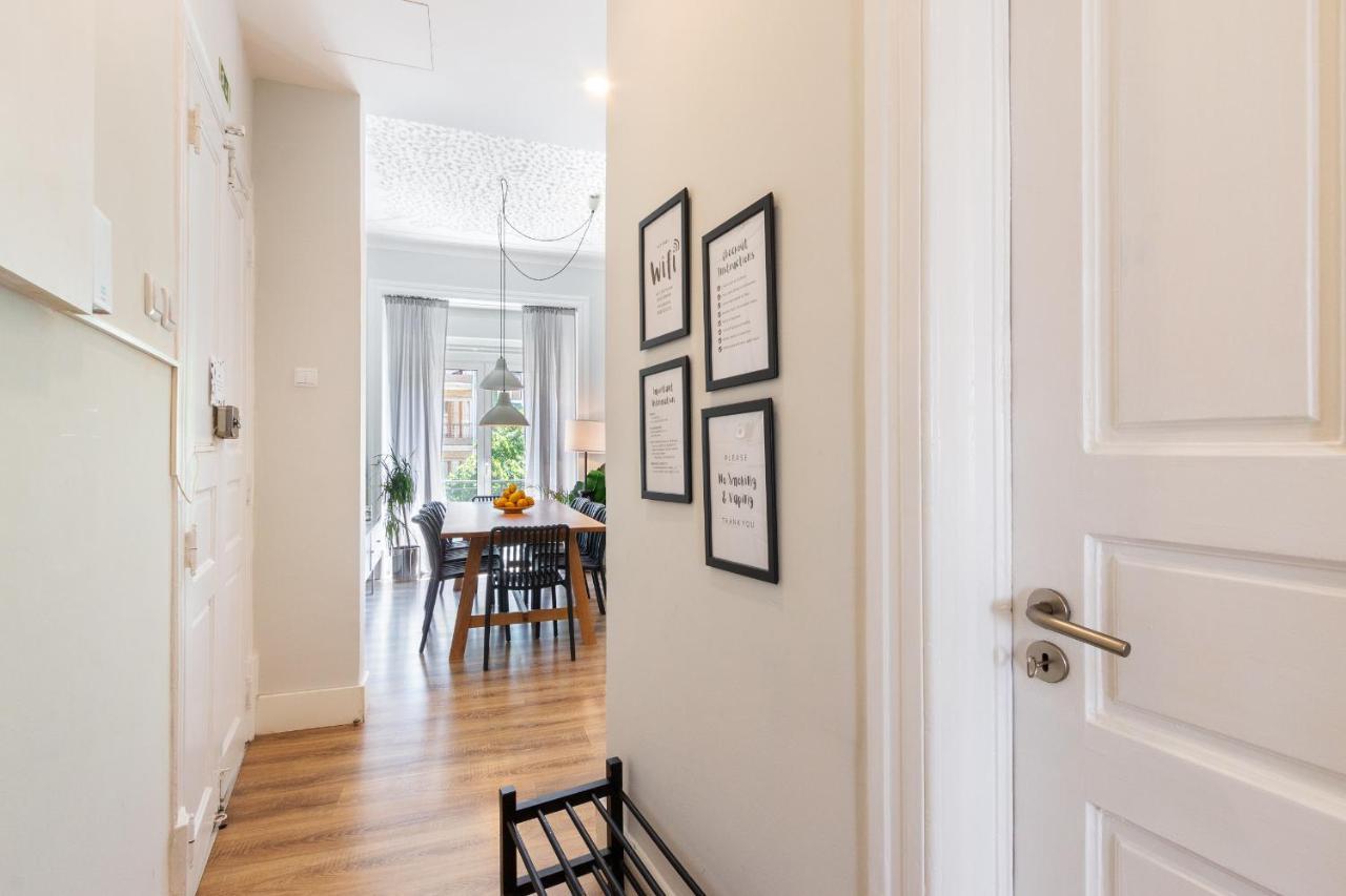 Bright Center, 10m From Subway, 6 Rooms, Up To 20 Ppl Holiday home *