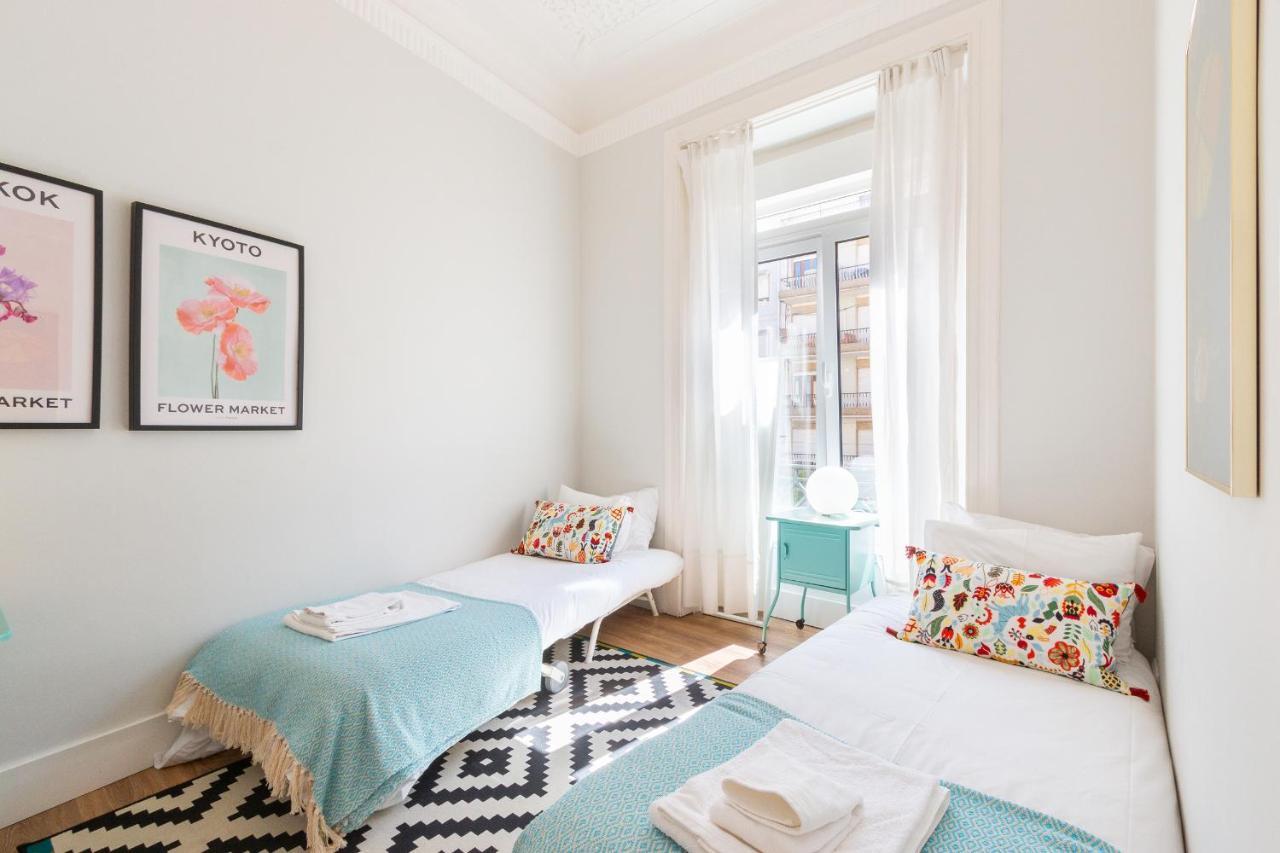 Bright Center, 10m From Subway, 6 Rooms, Up To 20 Ppl Holiday home *